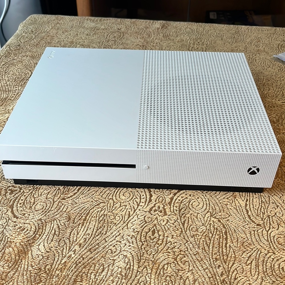 Xbox One S 1TB with controller